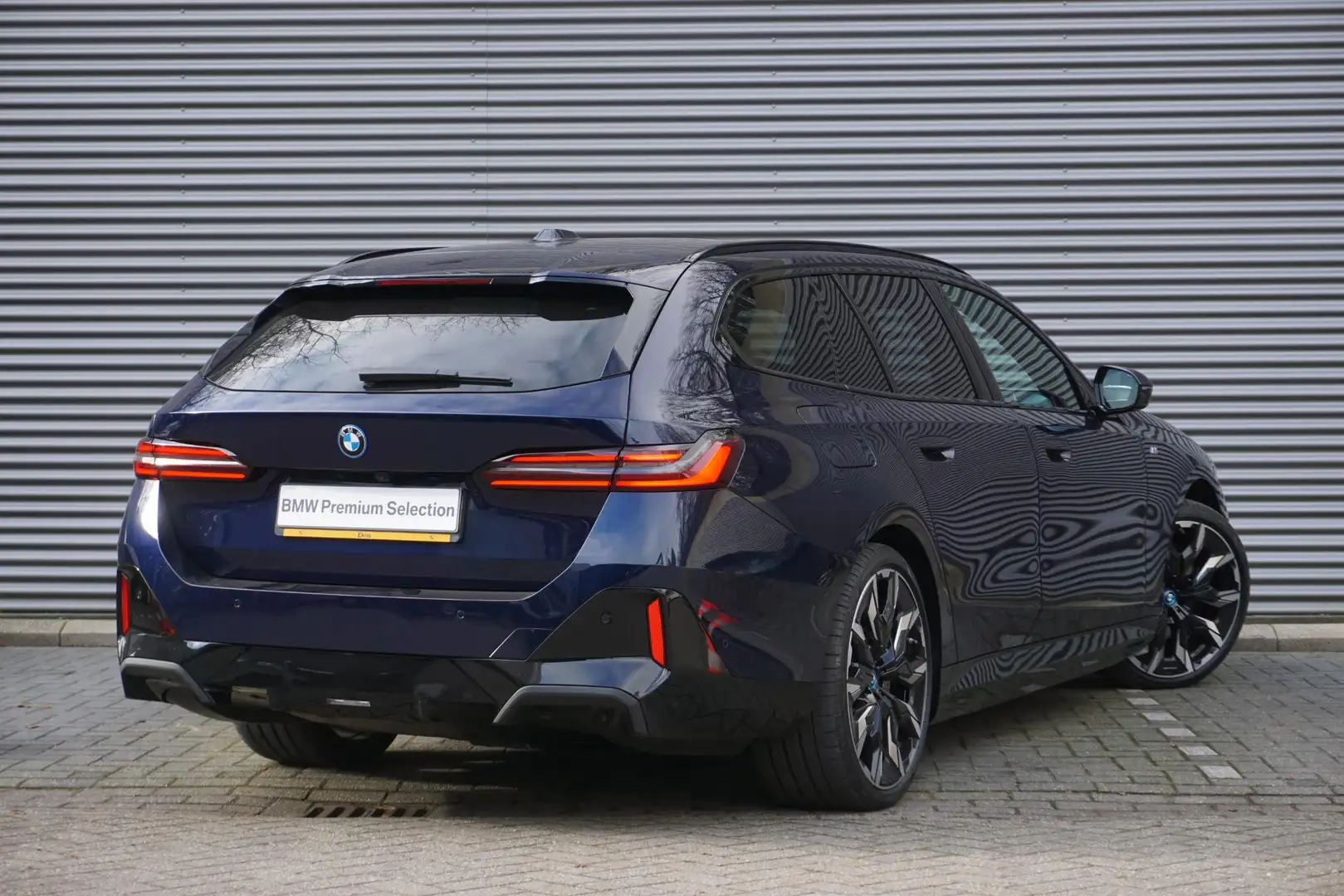 BMW i5 Touring eDrive40 M Sport Edition M Sportpakket Pro Blauw - 2