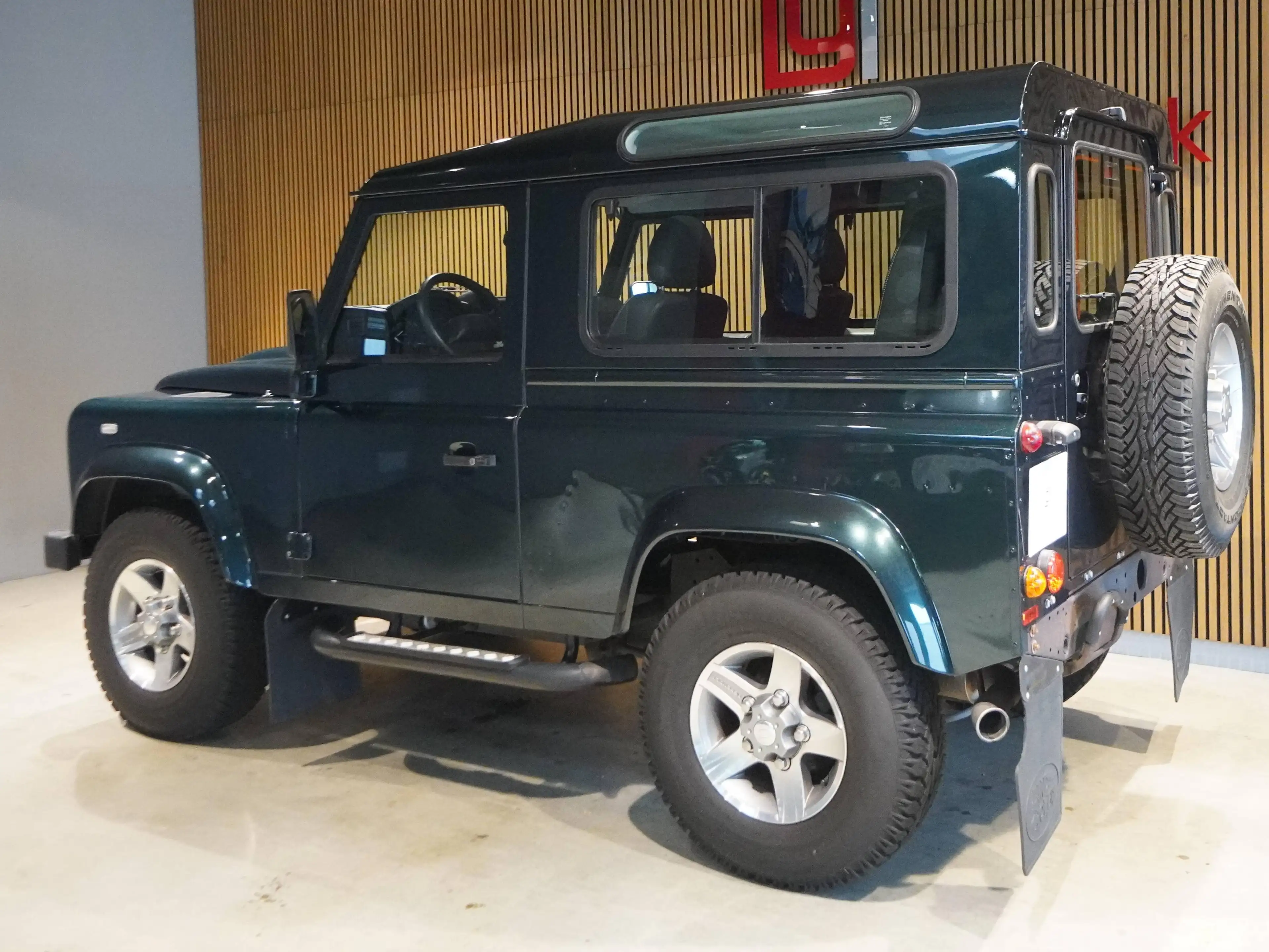 Land Rover Defender 90*1.Hd.*U-Frei*nur 15 TKm*Grün Metallic*Teilleder — photo 3