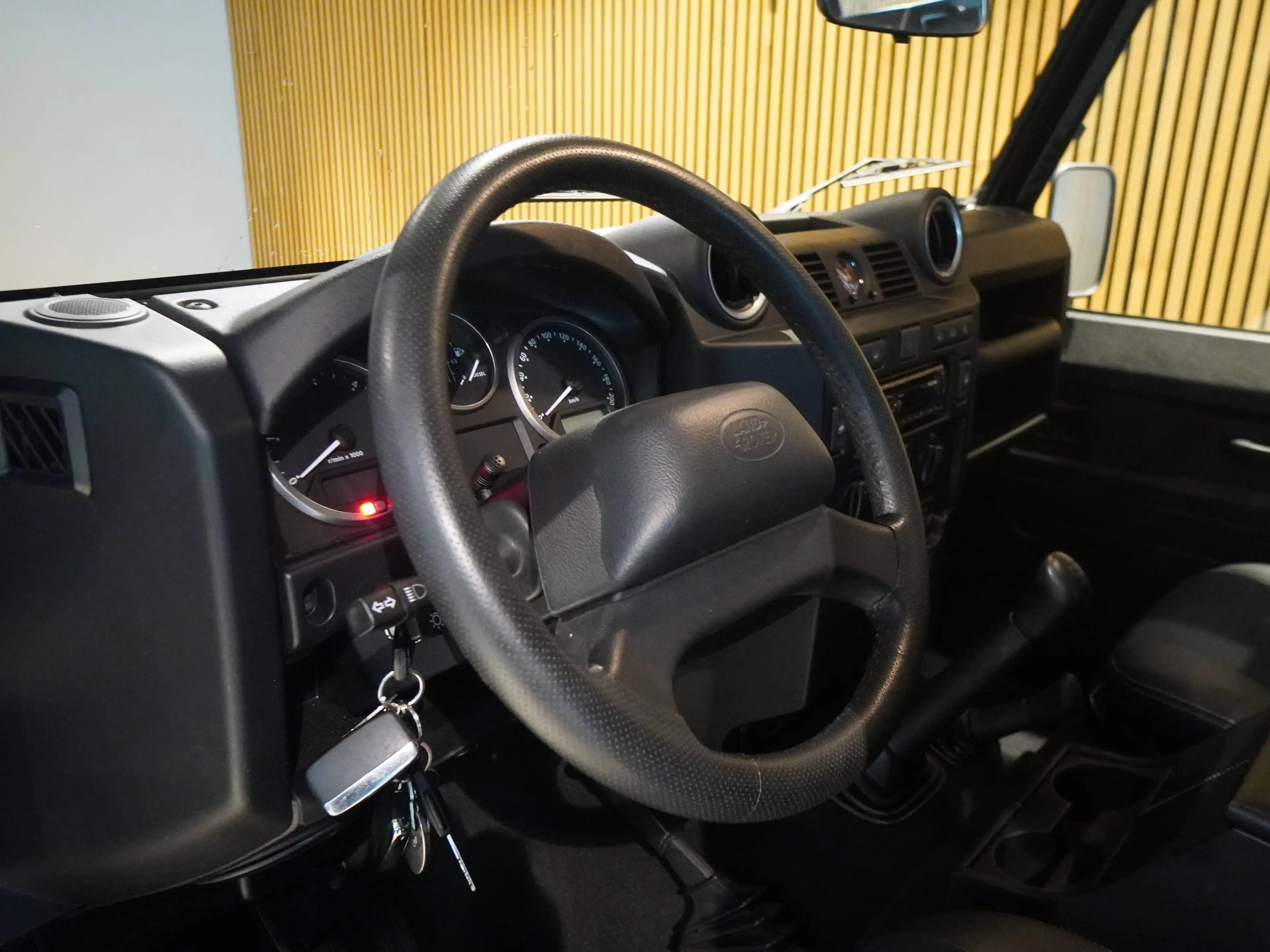 Land Rover Defender 90*1.Hd.*U-Frei*nur 15 TKm*Grün Metallic*Teilleder — photo 6