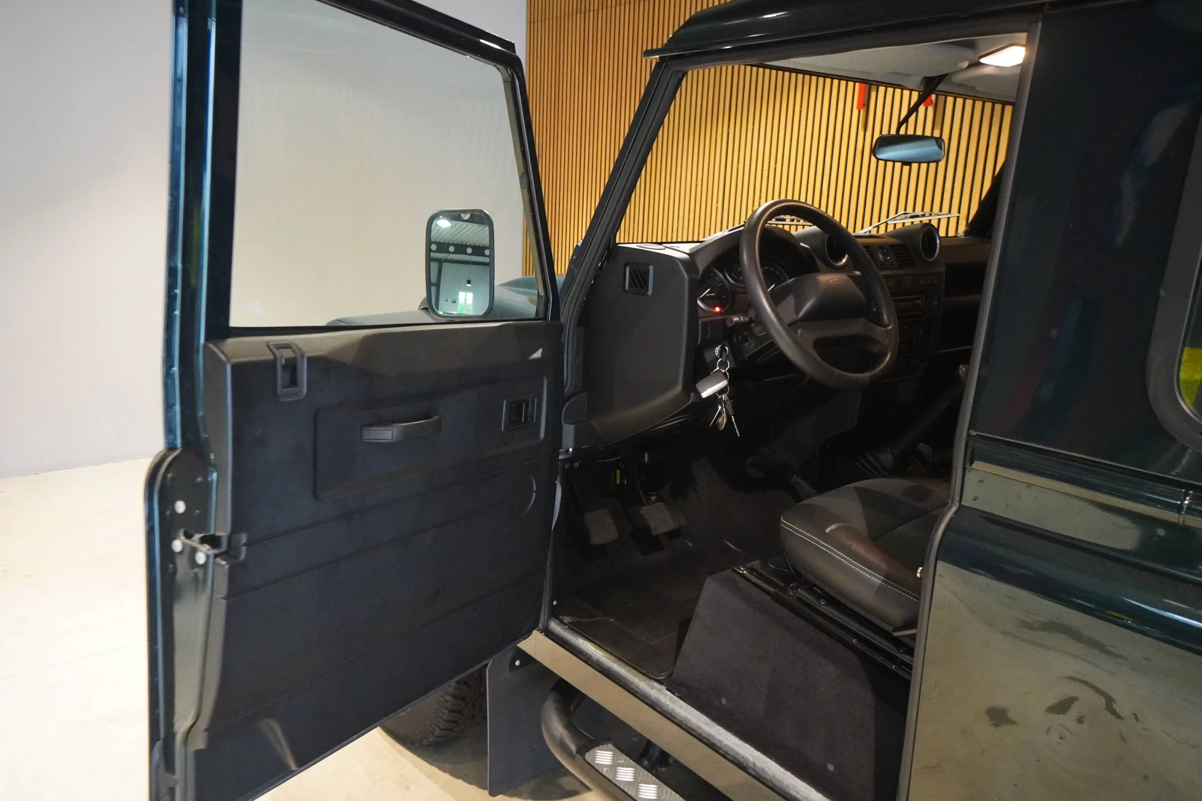 Land Rover Defender 90*1.Hd.*U-Frei*nur 15 TKm*Grün Metallic*Teilleder — photo 12
