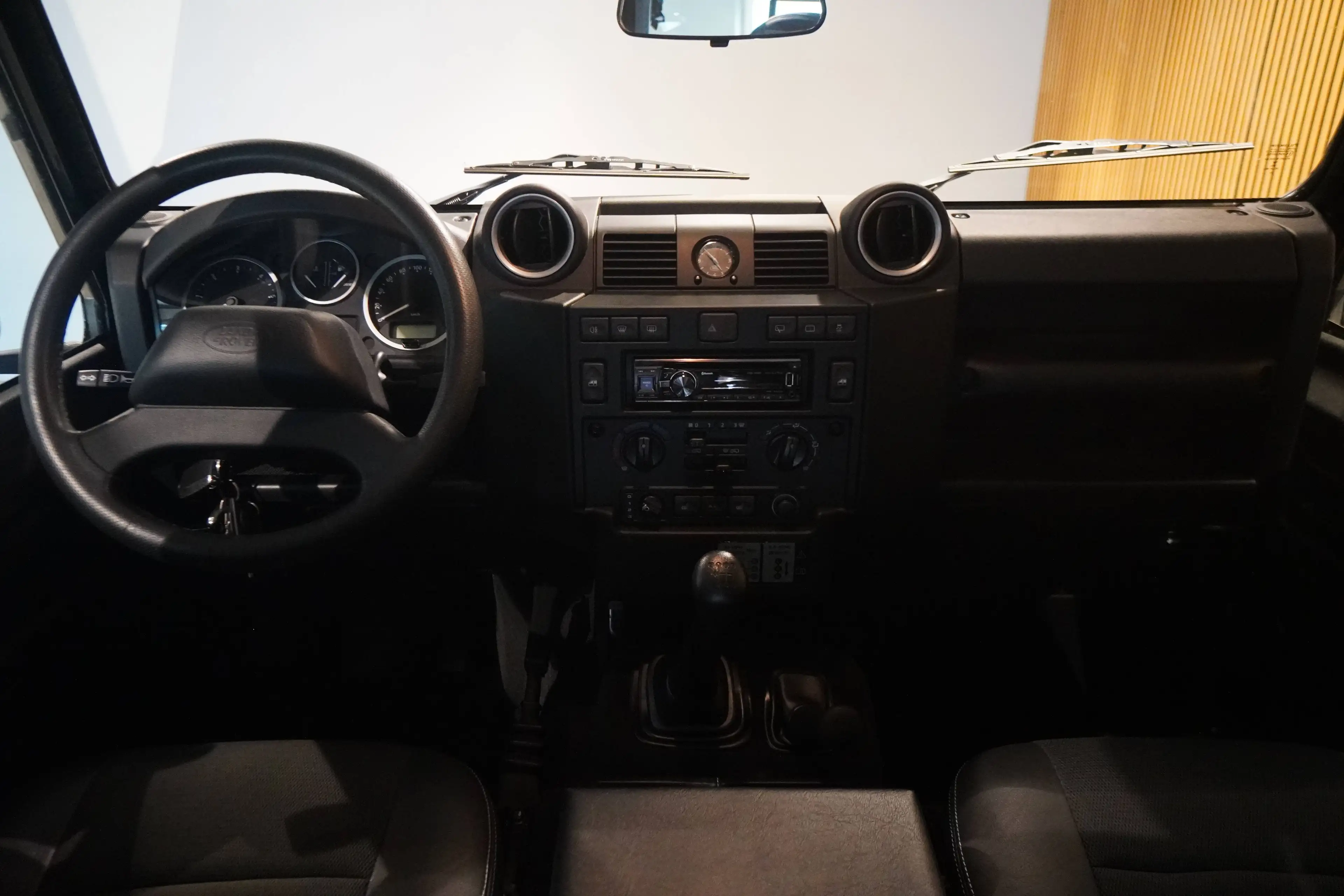 Land Rover Defender 90*1.Hd.*U-Frei*nur 15 TKm*Grün Metallic*Teilleder — photo 7