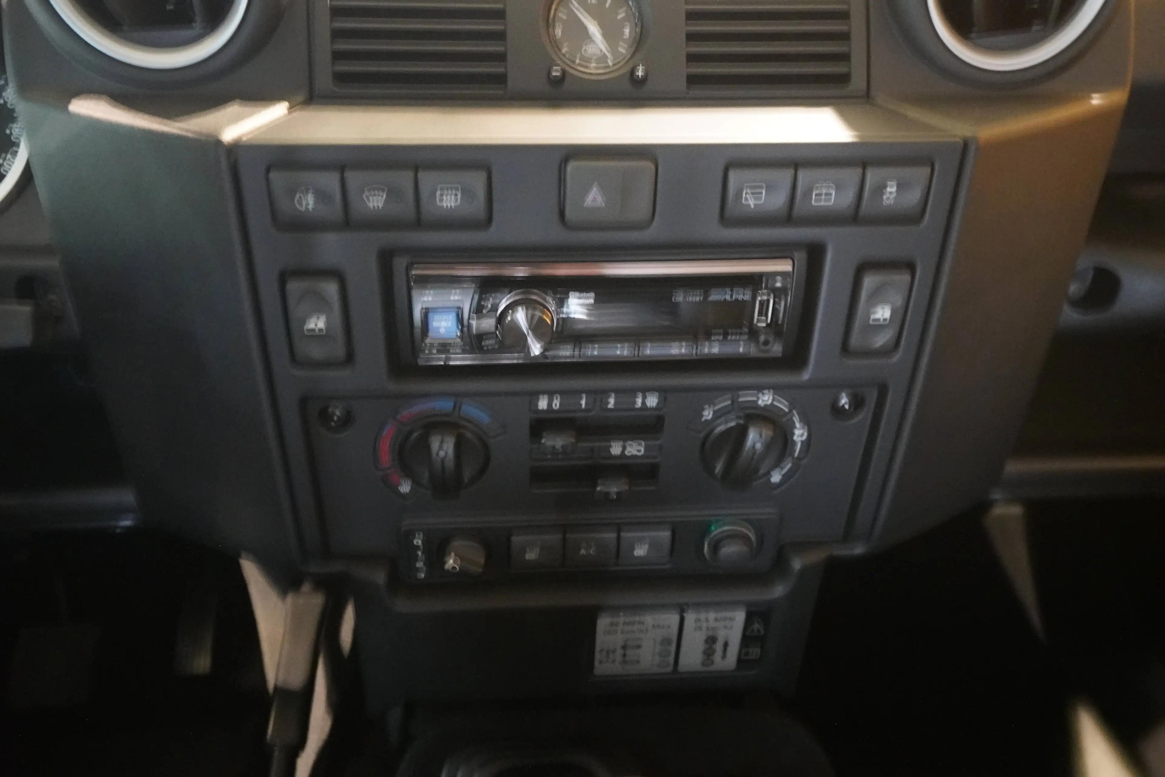 Land Rover Defender 90*1.Hd.*U-Frei*nur 15 TKm*Grün Metallic*Teilleder — photo 11