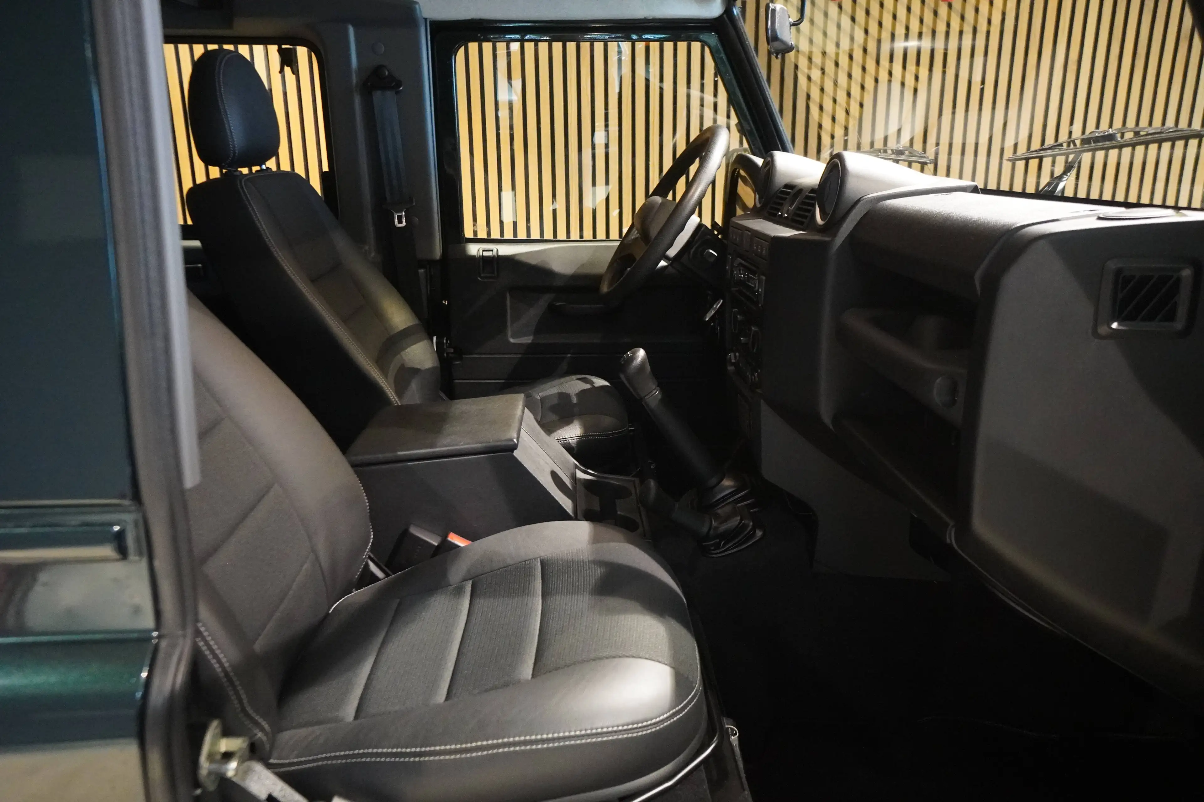 Land Rover Defender 90*1.Hd.*U-Frei*nur 15 TKm*Grün Metallic*Teilleder — photo 10