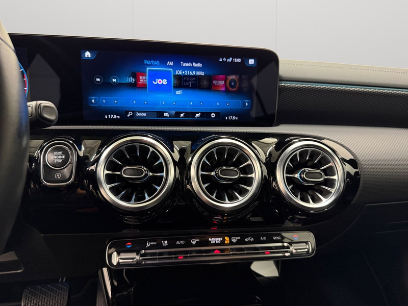 Mercedes-Benz CLA 180 180 7G-DCT Luxury Line — photo 12