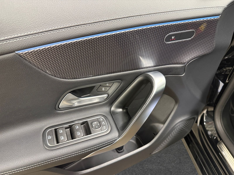 Mercedes-Benz CLA 180 180 7G-DCT Luxury Line — photo 14