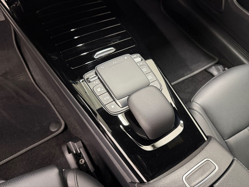 Mercedes-Benz CLA 180 180 7G-DCT Luxury Line — photo 13