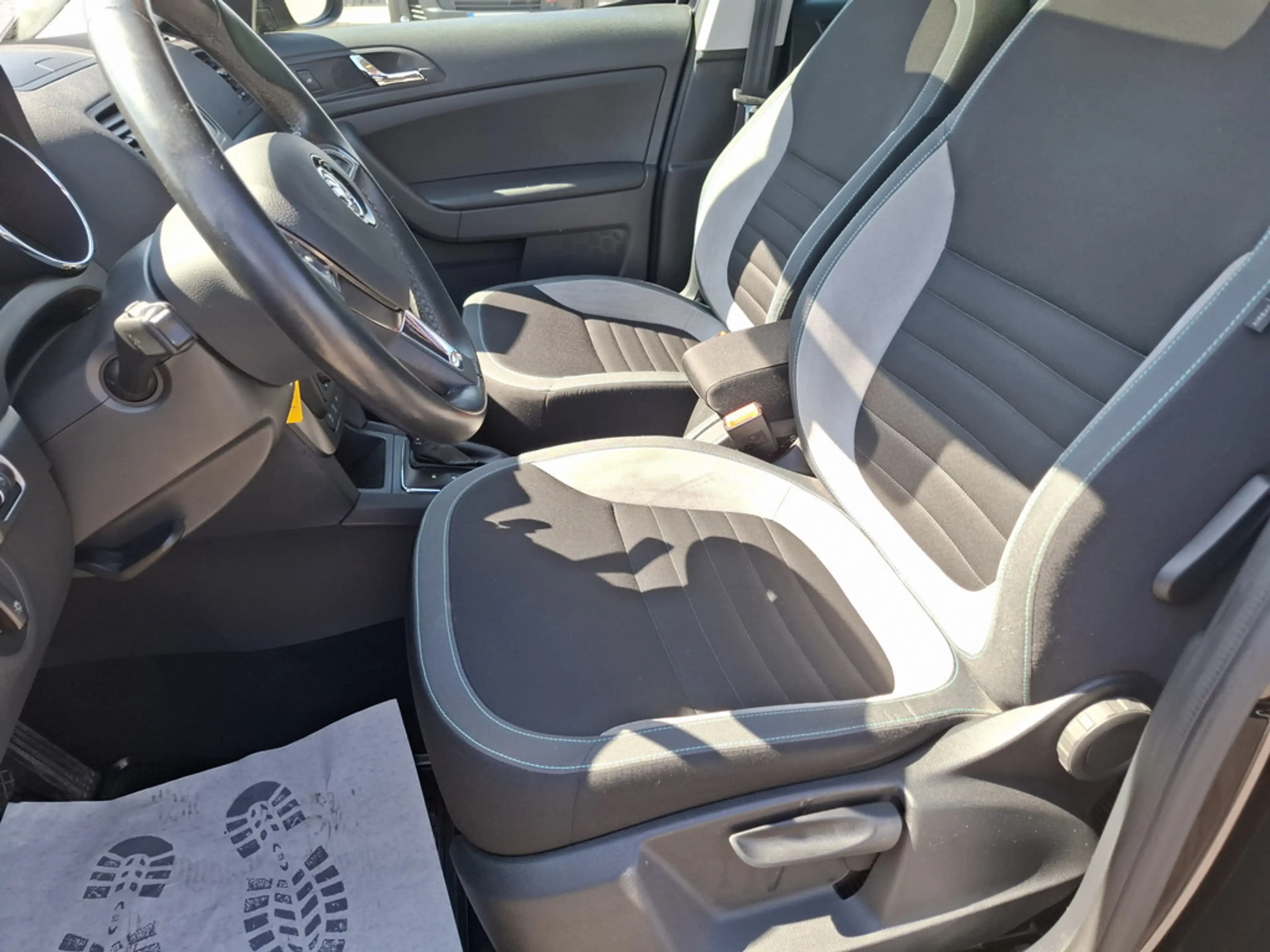 Skoda Yeti 1.2 TSI Joy Green tec XENON FACEL. PANO — photo 7