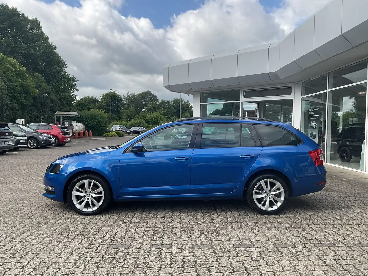 Skoda Octavia Combi Clever 1.6 TDI AHK PDC ACC Navi Si Blau - 2