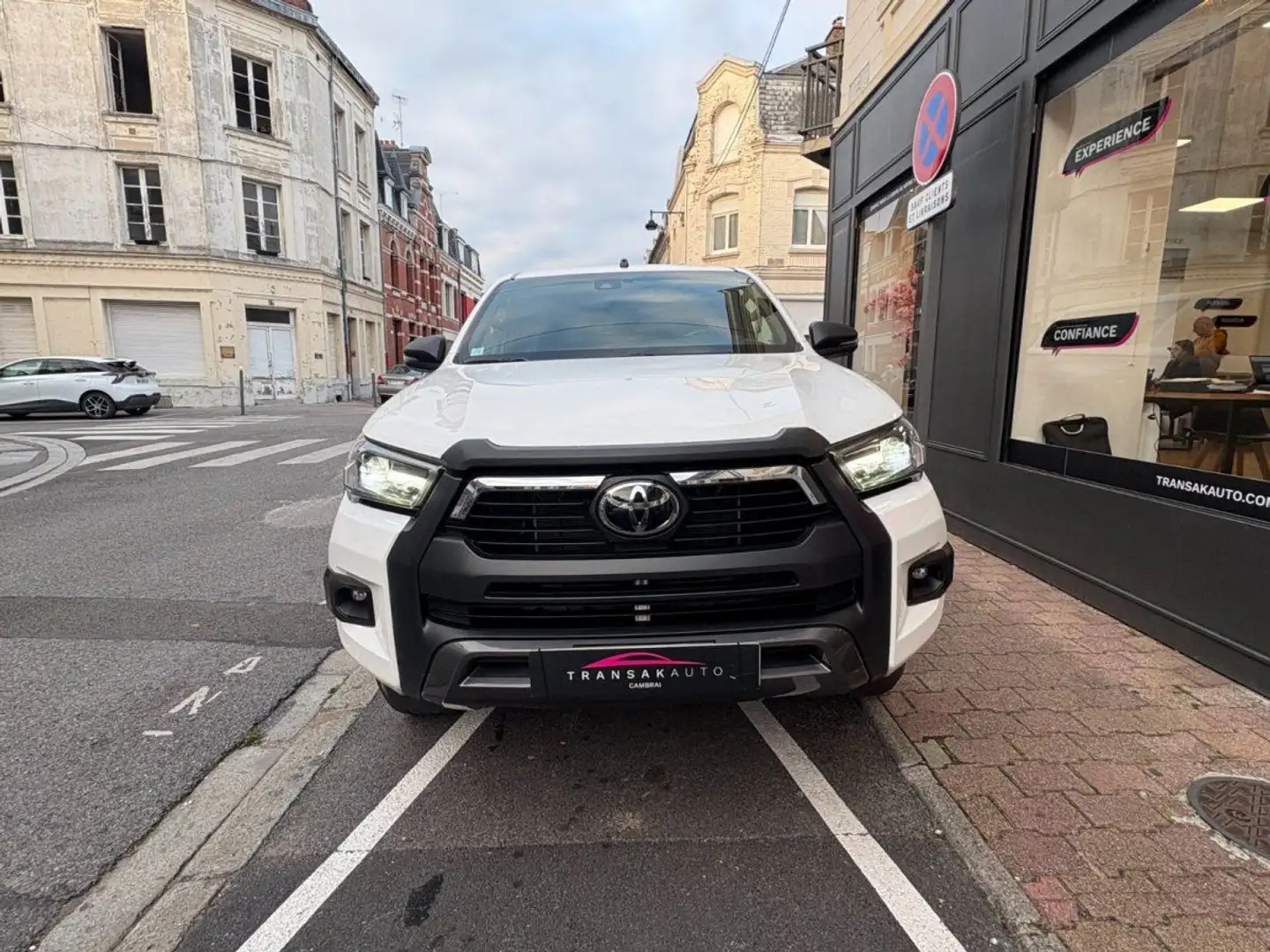 Toyota Hilux 204ch INVINCIBLE / ATTELAGE / HARD TOP / 4 PLACES / TVA RECUPERABLE Blanc - 2
