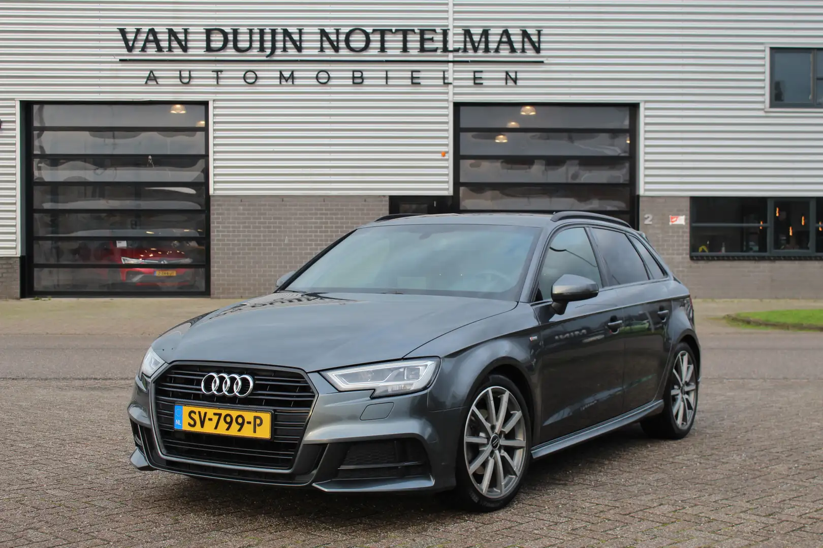 Audi A3 Sportback 1.5 TFSI CoD Sport S-Line Edition / Led Grijs - 1