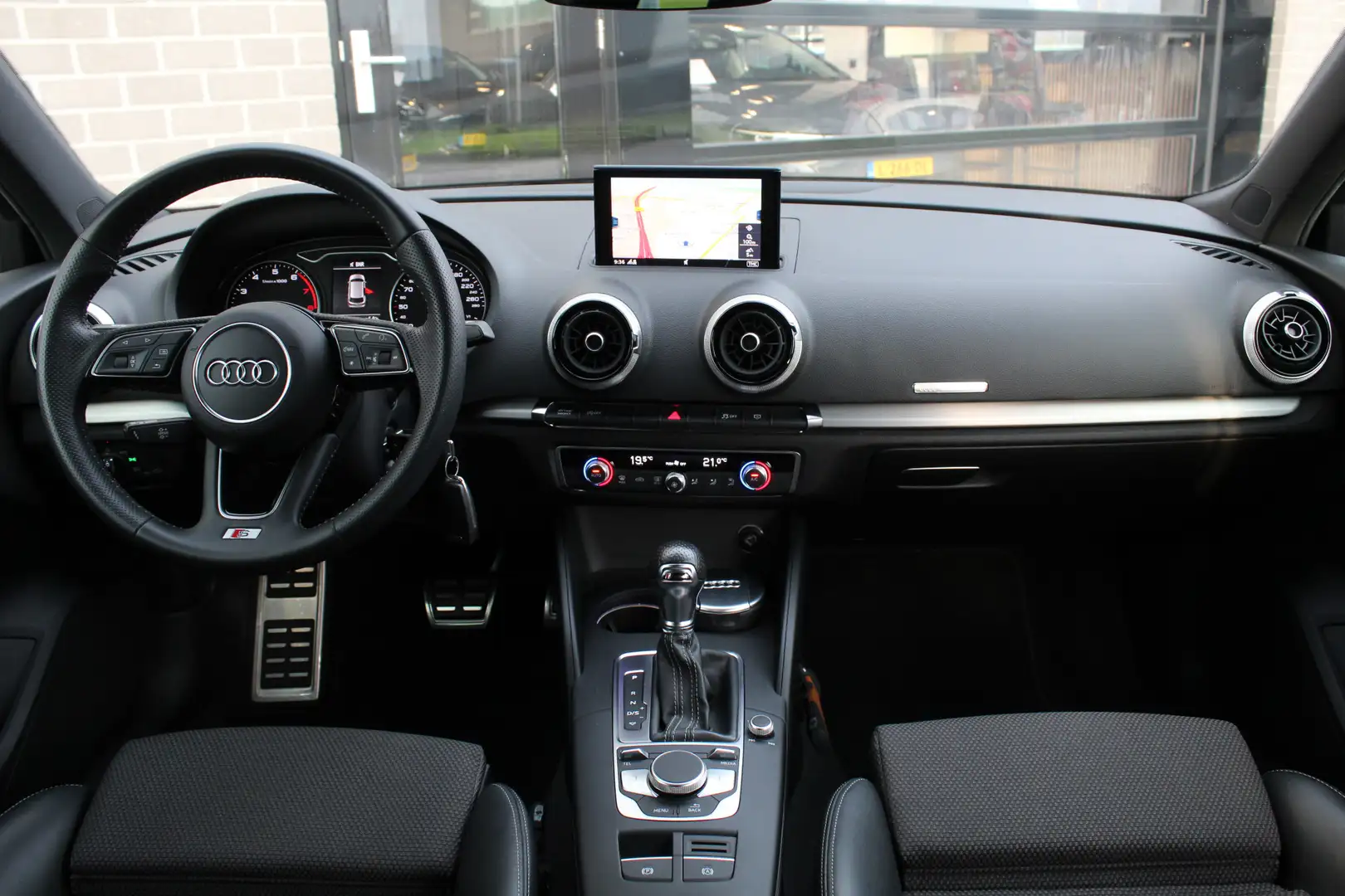 Audi A3 Sportback 1.5 TFSI CoD Sport S-Line Edition / Led Grijs - 2