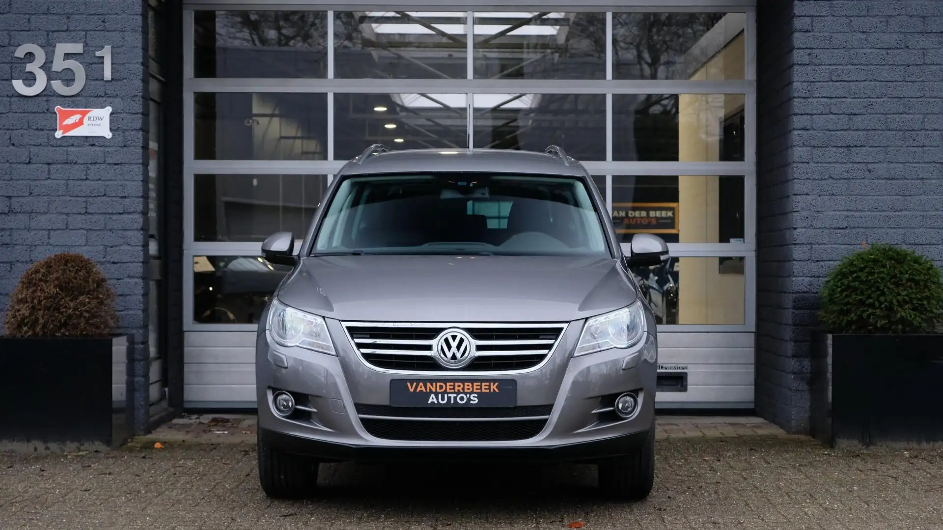 Volkswagen Tiguan 2.0 TSI Comfort&Design 4Motion 200PK Cruise|Navi|C Grau - 2