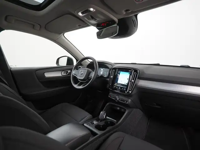 Volvo XC40 view 2