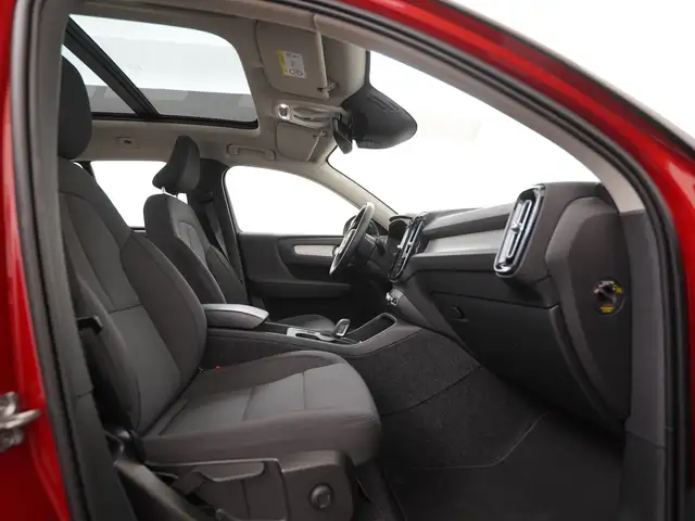 Volvo XC40 view 3