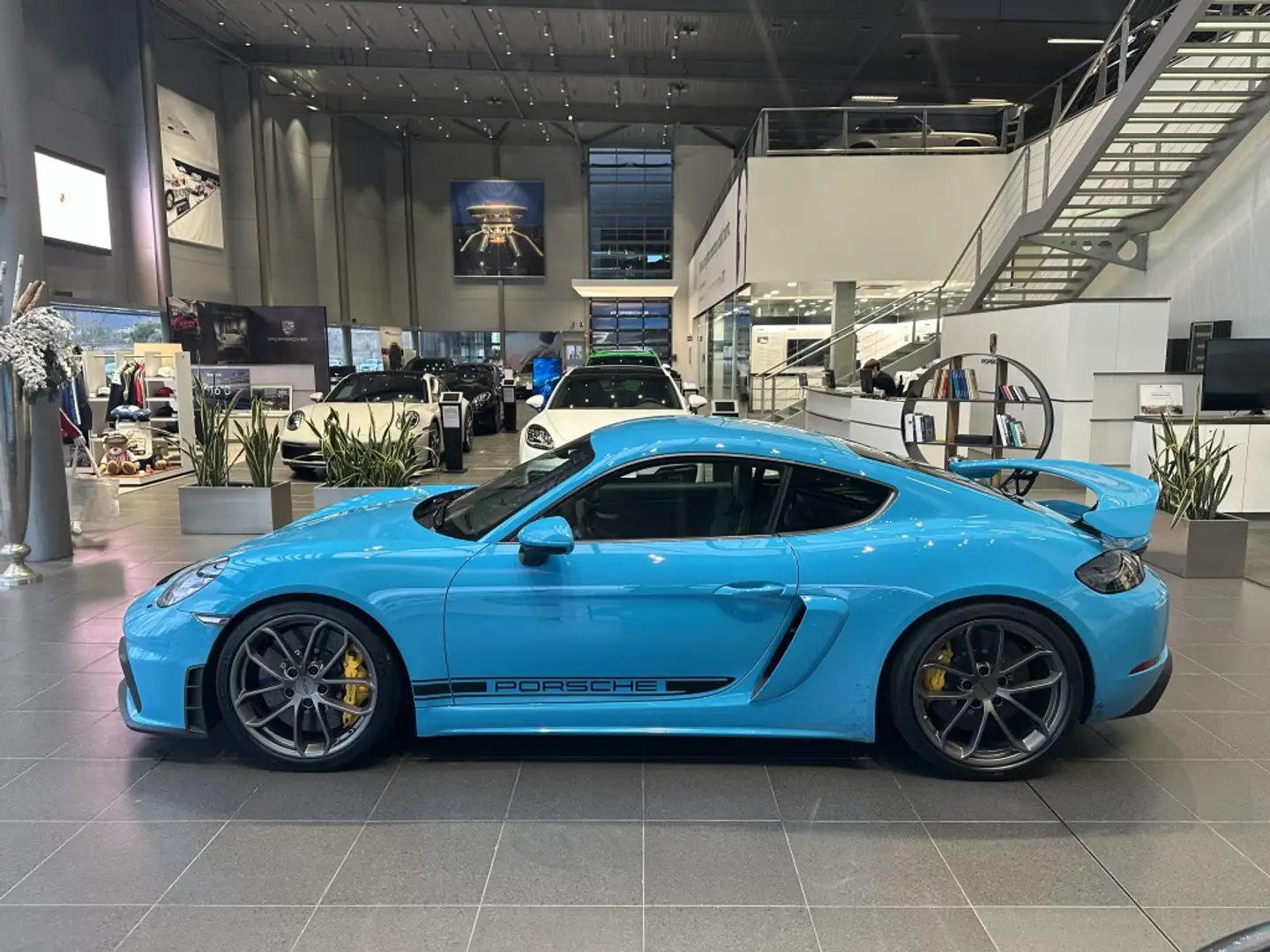 Porsche Cayman GT4 Azul - 2