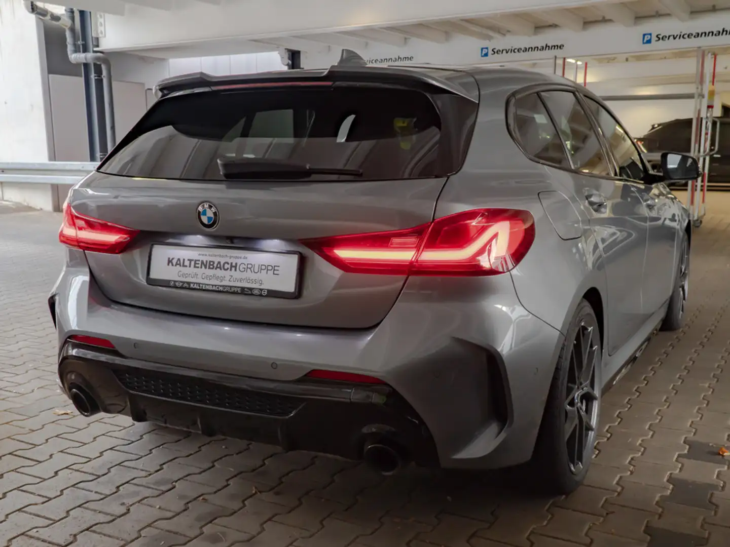 BMW 135 i xDrive Edition PANO HUD LED W-LAN NAVI H/K Grau - 2