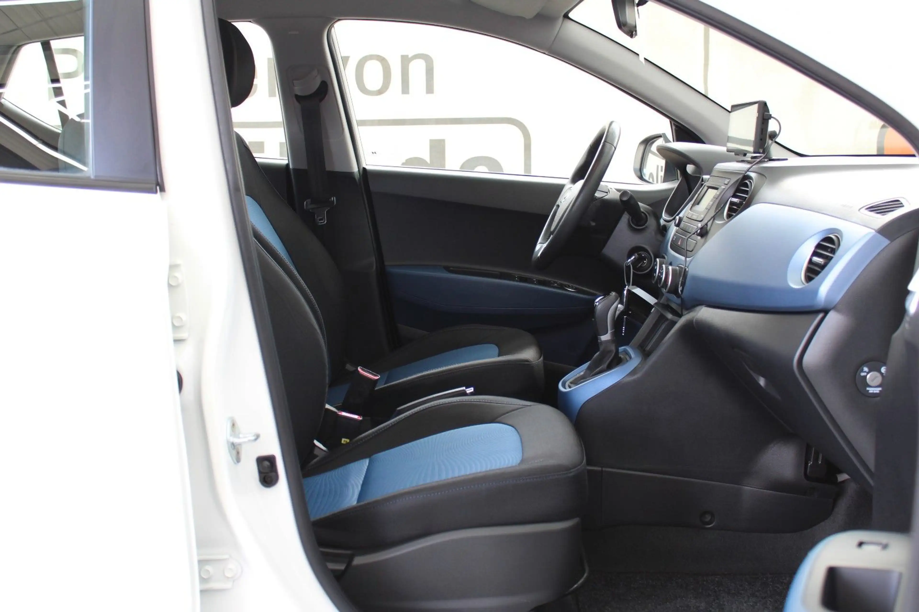 Hyundai i10 *Automatik*TÜV&Ins.Neu*1.Hand*Scheckheft*SHZ* — photo 15