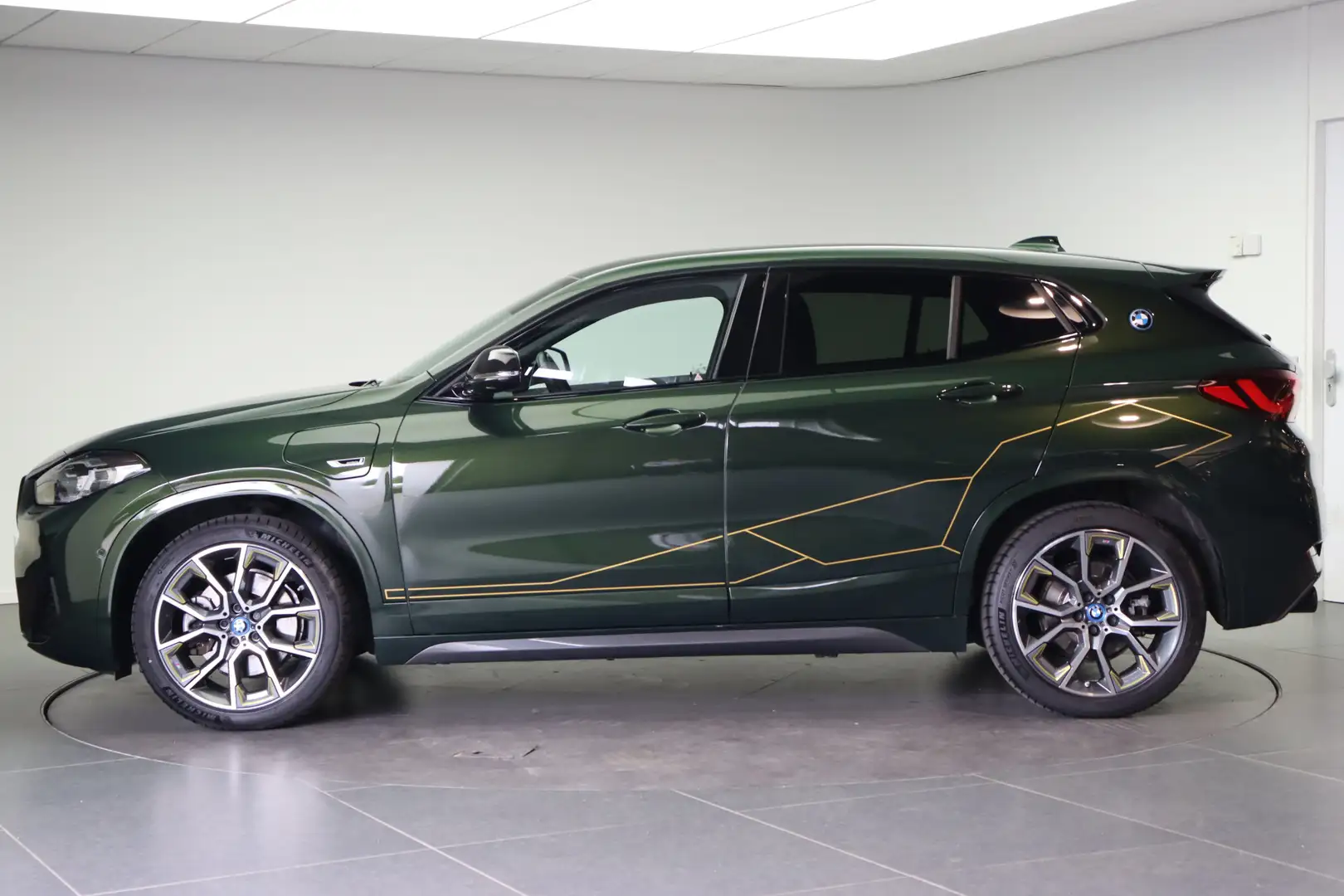 BMW X2 xDrive25e High Executive GoldPlay Automaat / M Spo Groen - 2