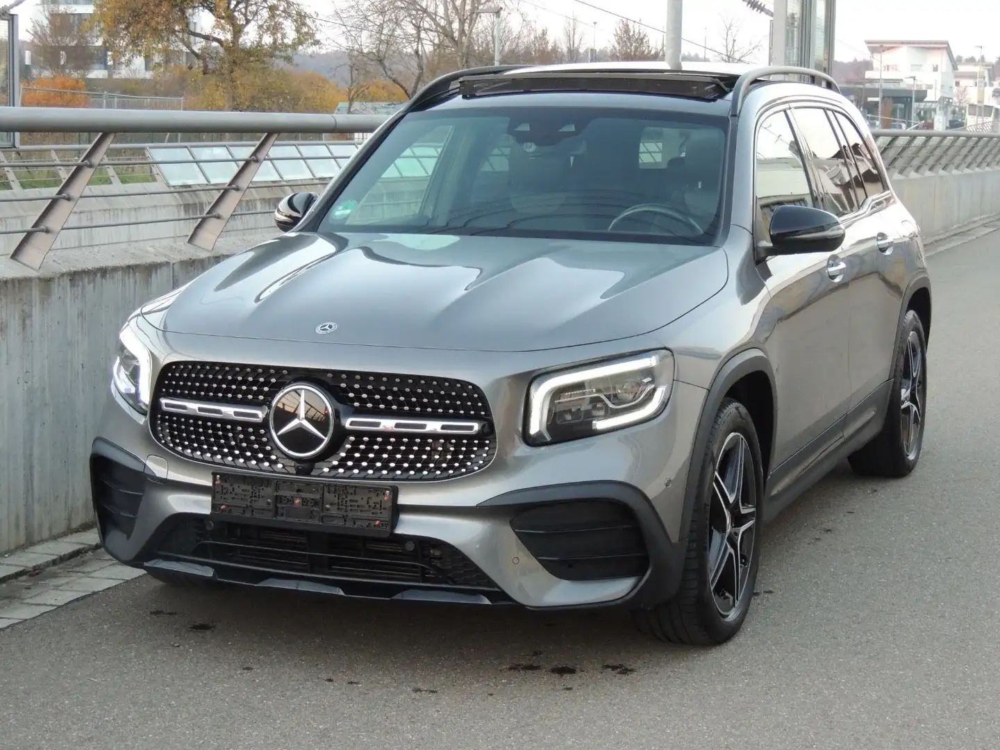 Mercedes-Benz GLB 220 GLB220d AMG Pano Distronic Memory Standheizung Grau - 2