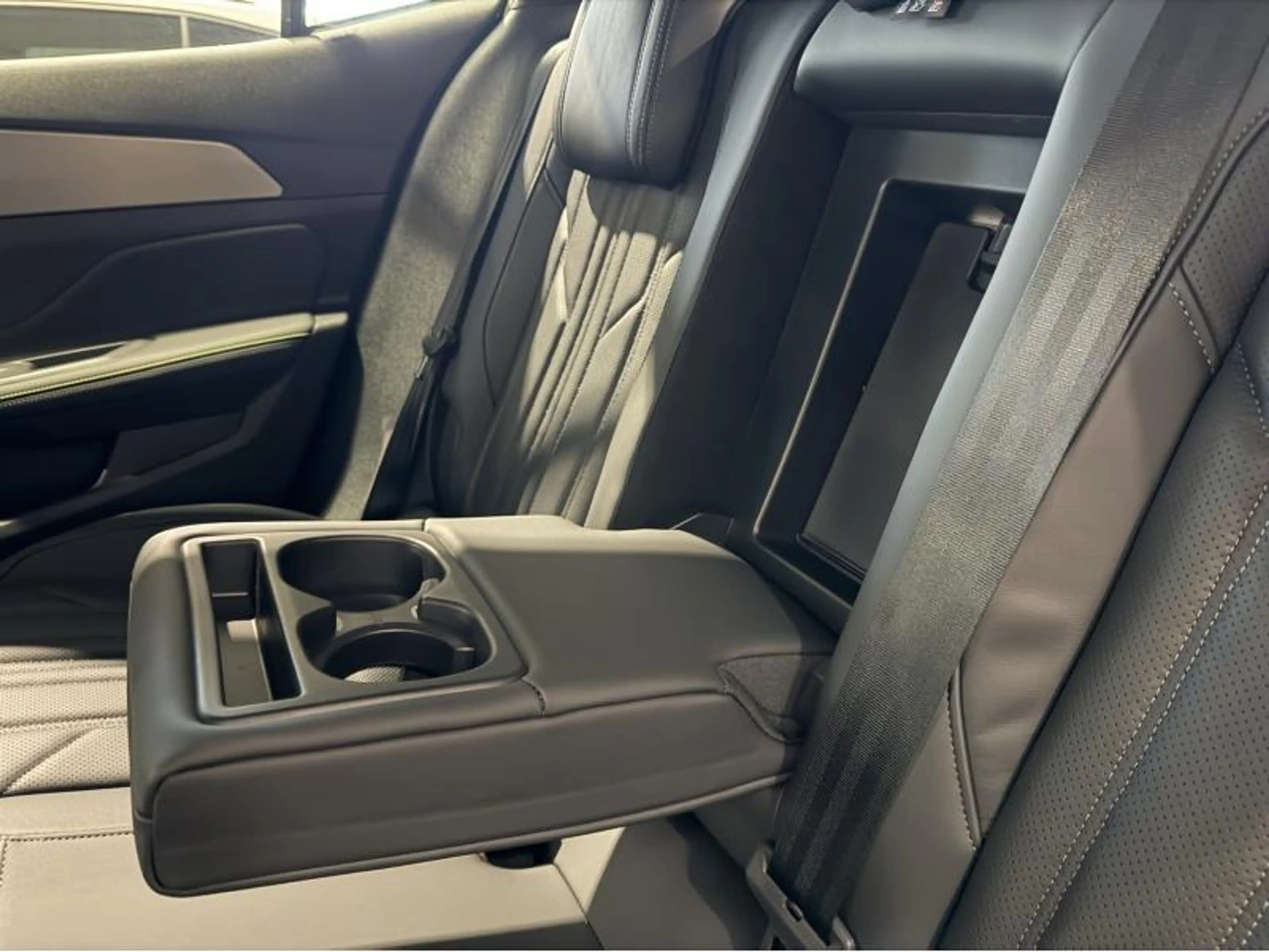 Peugeot 408 GT Exclusive — photo 15