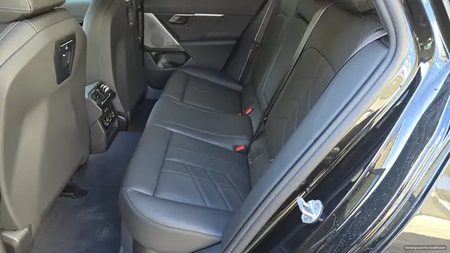 BMW 5 Series view 11