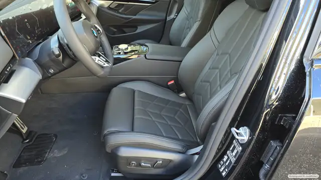 BMW 5 Series view 10