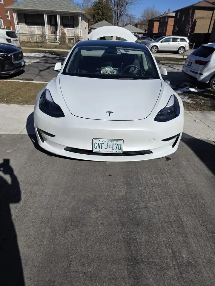 Tesla Model 3 снимка Tesla Model 3