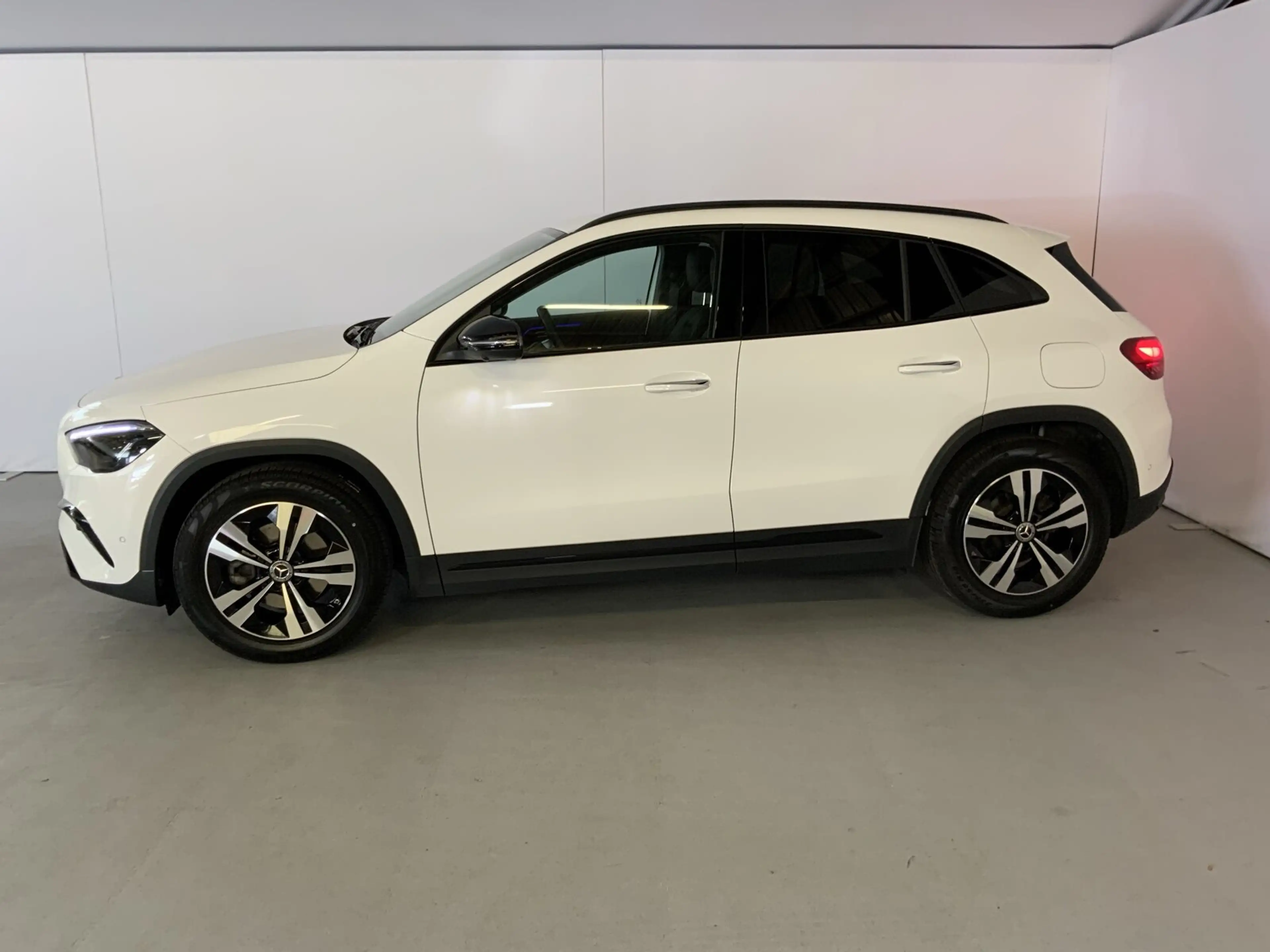 Mercedes-Benz GLA 180 GLA 180 Night-Paket AHK Distronic LED 360°Camera — photo 3