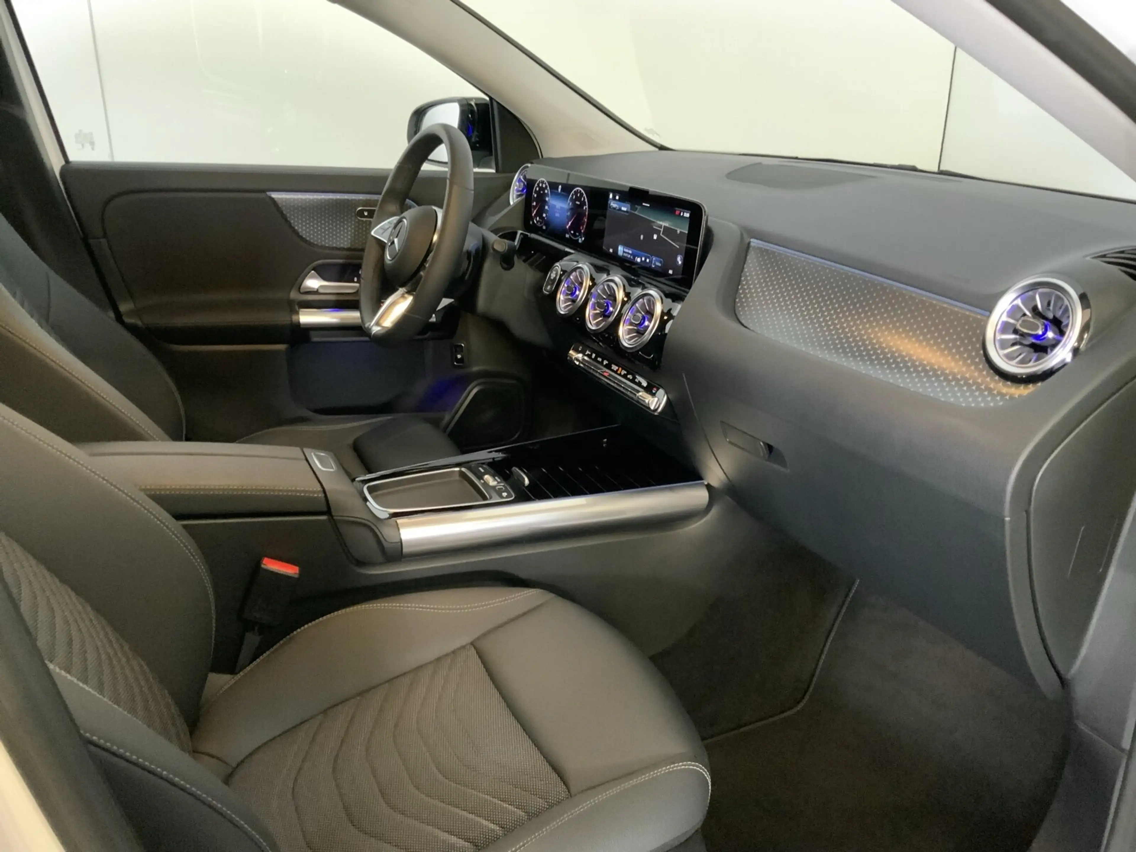 Mercedes-Benz GLA 180 GLA 180 Night-Paket AHK Distronic LED 360°Camera — photo 14