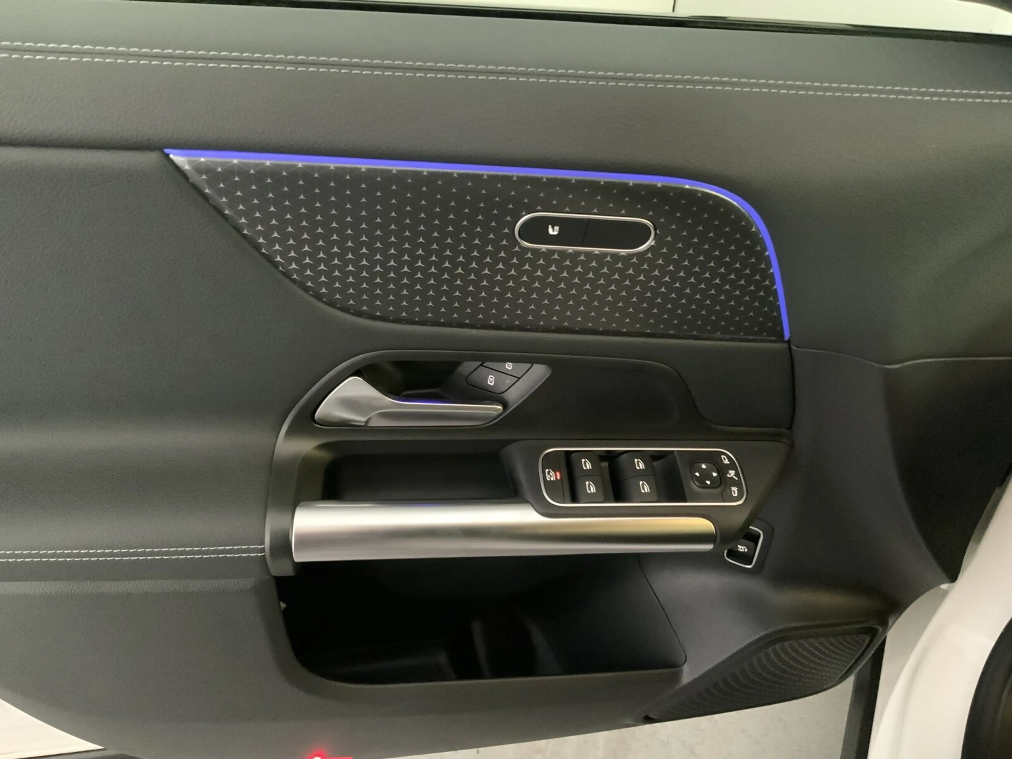 Mercedes-Benz GLA 180 GLA 180 Night-Paket AHK Distronic LED 360°Camera — photo 12