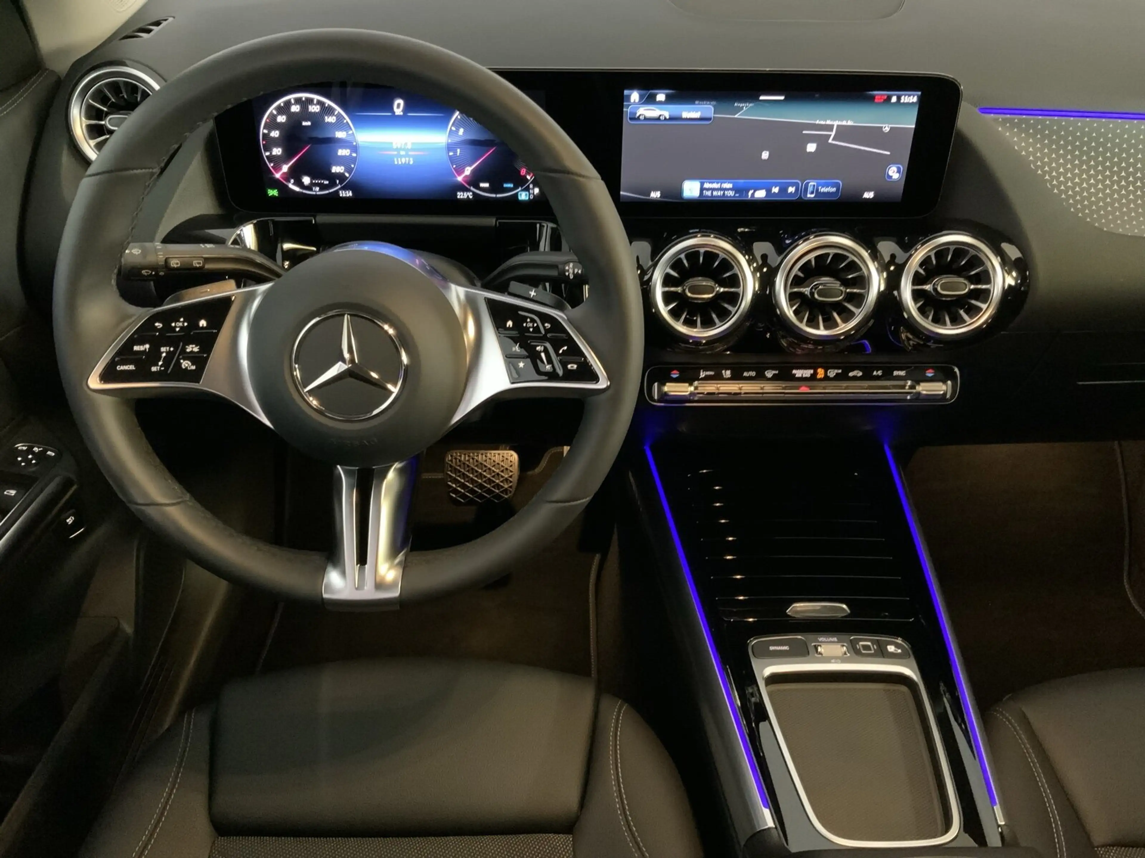 Mercedes-Benz GLA 180 GLA 180 Night-Paket AHK Distronic LED 360°Camera — photo 9