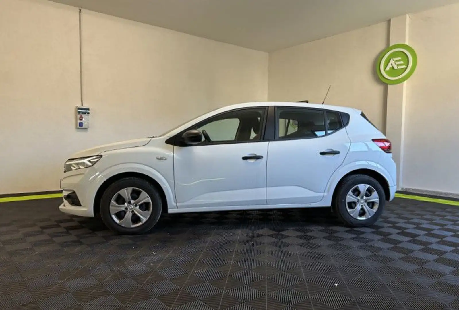 Dacia Sandero III (BJI) 1.0 ECO-G 100ch Essentiel -22 / ENTRETIEN RENAULT / 1 ERE MAIN Blanc - 2