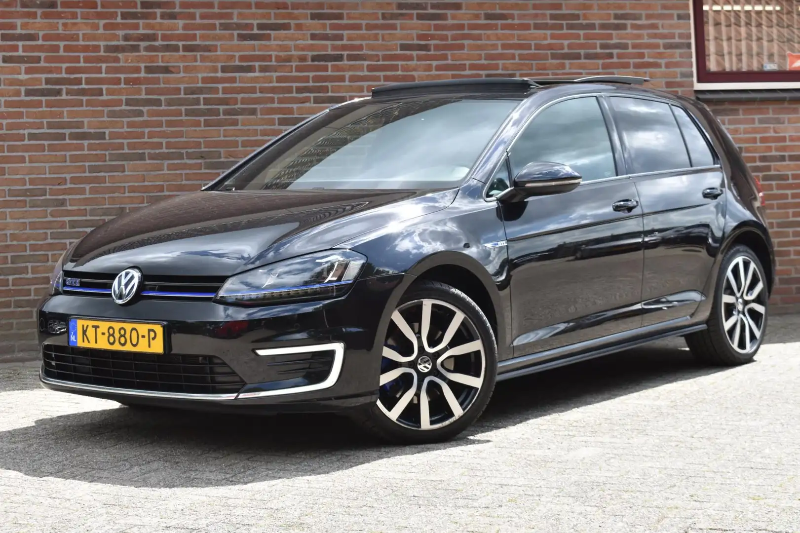 Volkswagen Golf GTE 1.4 TSI Connected Series '16 Pano Leder Navi Clima Zwart - 1
