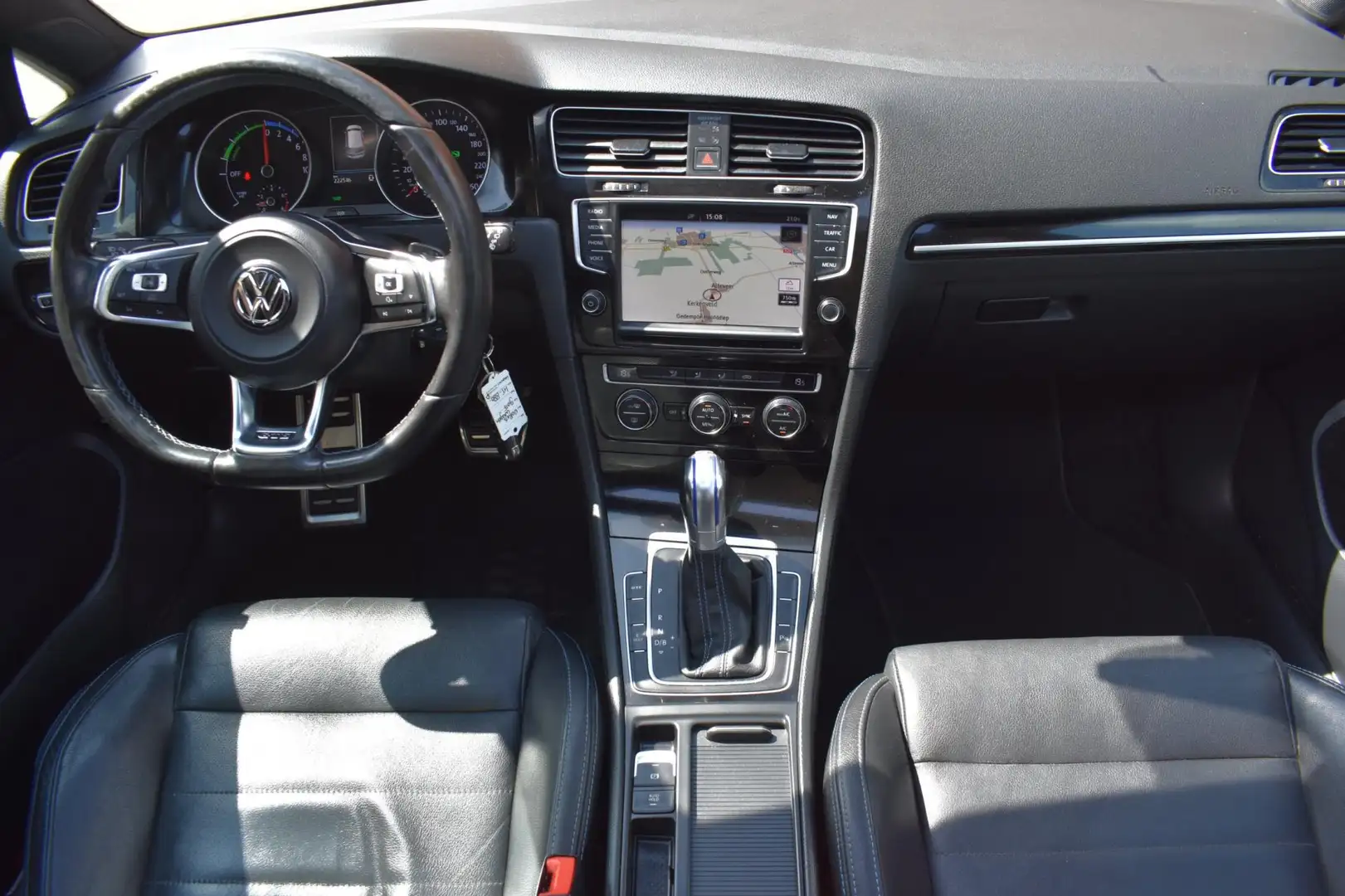 Volkswagen Golf GTE 1.4 TSI Connected Series '16 Pano Leder Navi Clima Zwart - 2