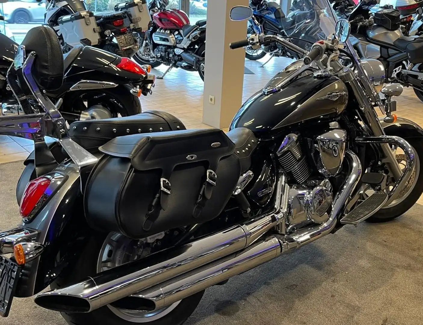 Suzuki VLR 1800 Intruder Black - 2