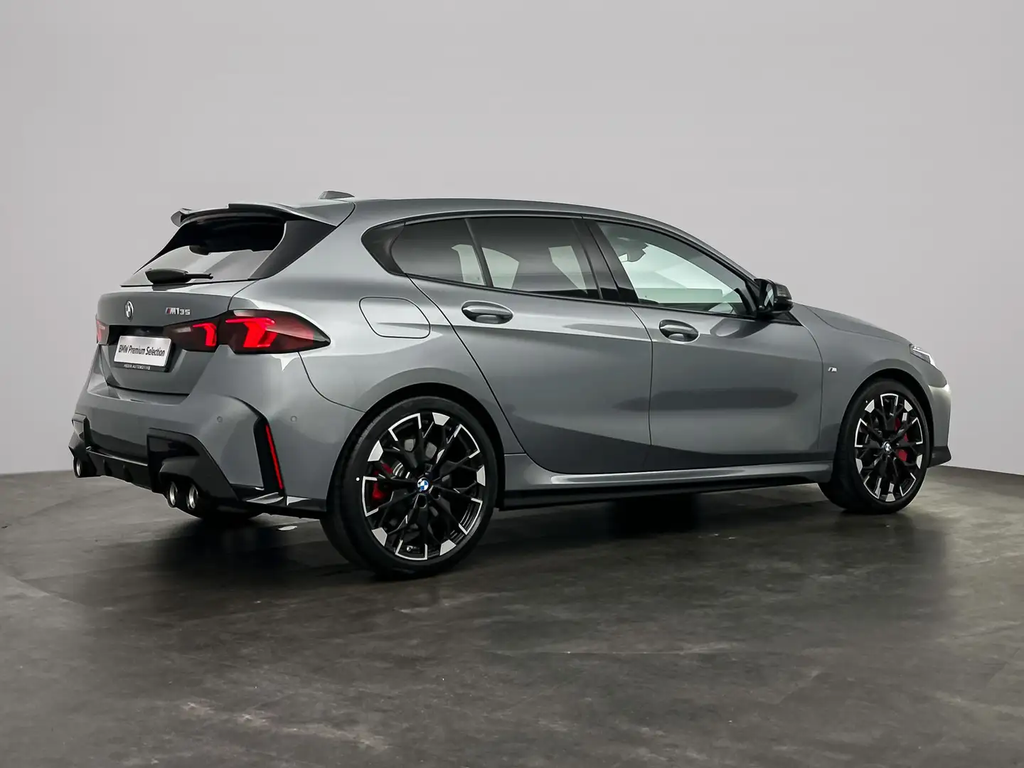 BMW 135 1-serie M135 xDrive M-Sport Pro | M-Sportstoelen | Grijs - 2