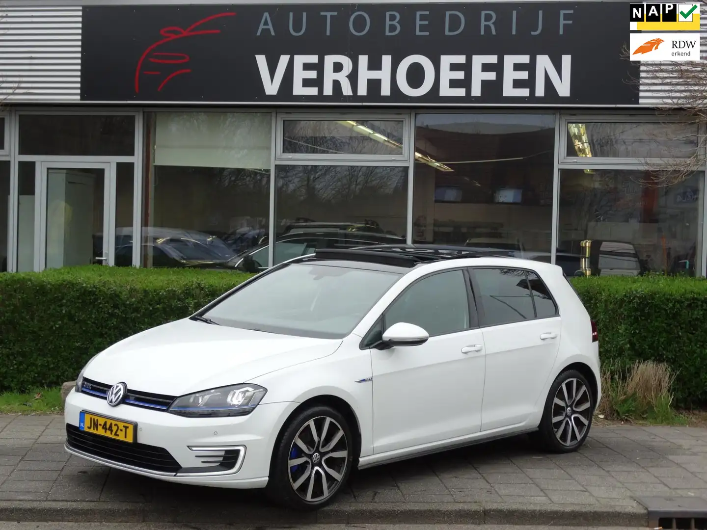 Volkswagen Golf GTE 1.4 TSI PANORAMA - XENON - PDC - CLIMATE/CRUISE CO Wit - 1