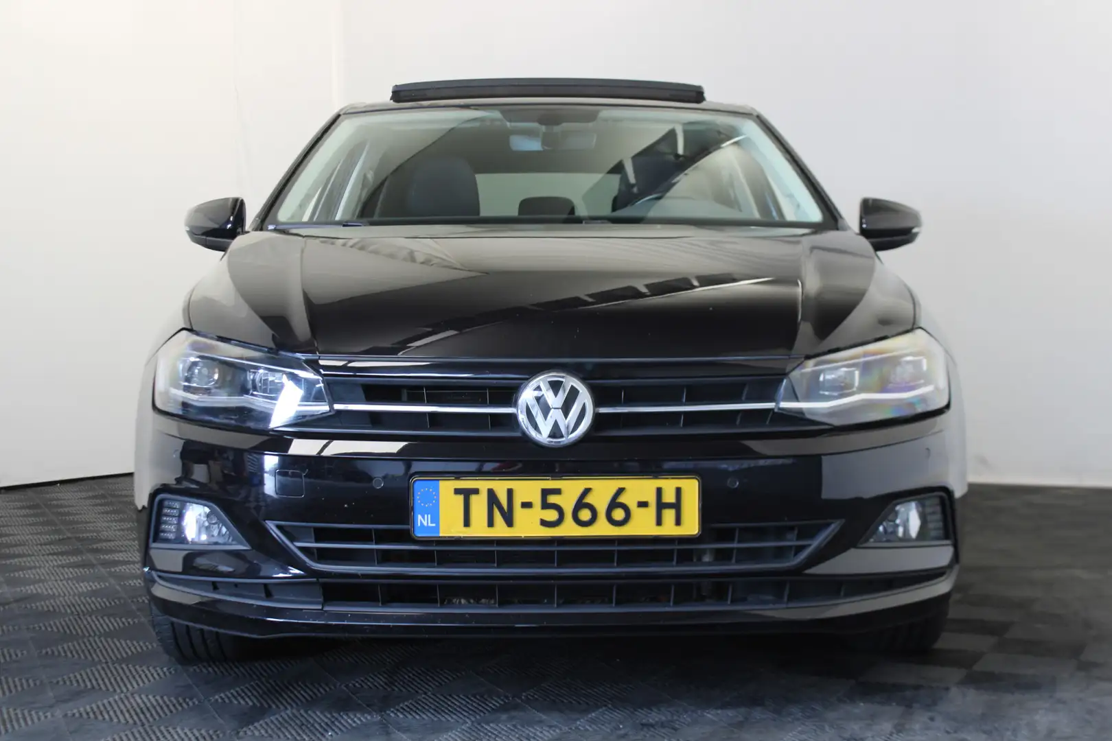 Volkswagen Polo 1.0 TSI Beats |Pano|Camera|Navi| Black - 2