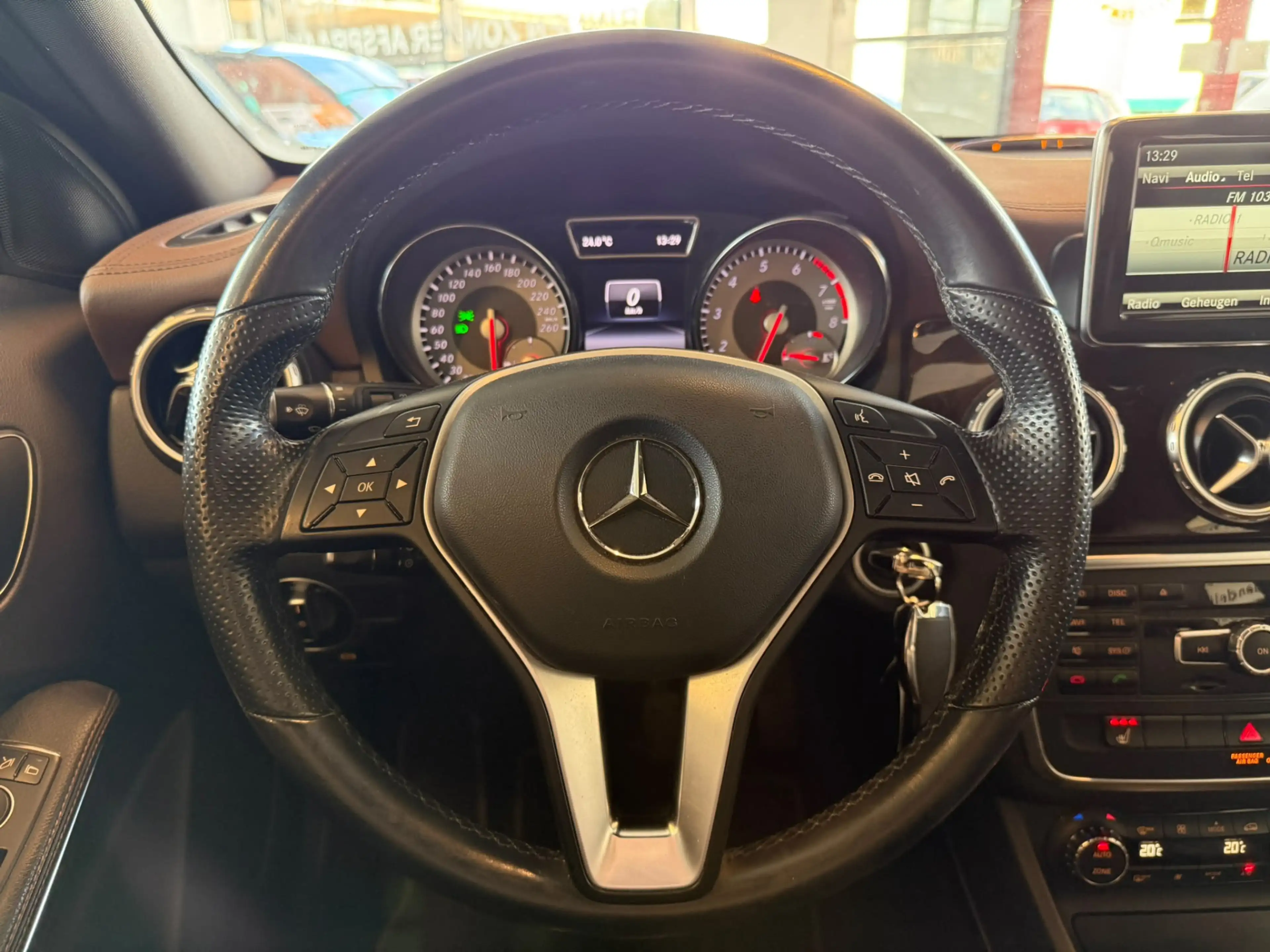 Mercedes-Benz GLA 200 Edition 1 AMG | Cruise control | Climate control | — photo 9