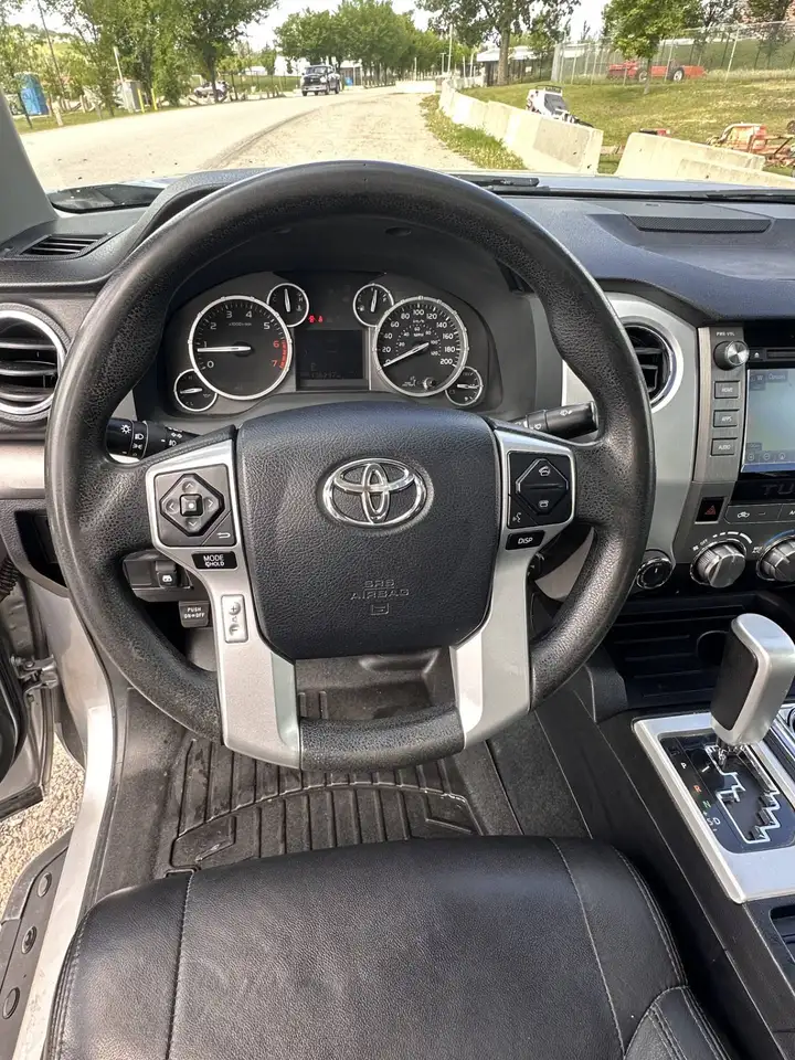 Toyota Tundra снимка Toyota Tundra
