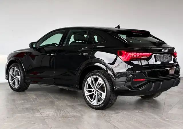 Audi Q3 view 9