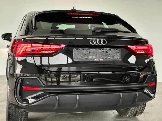 Audi Q3 view 11