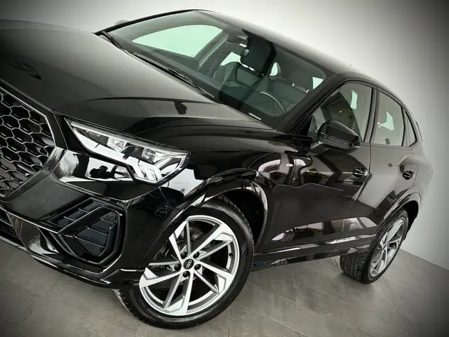 Audi Q3 view 3