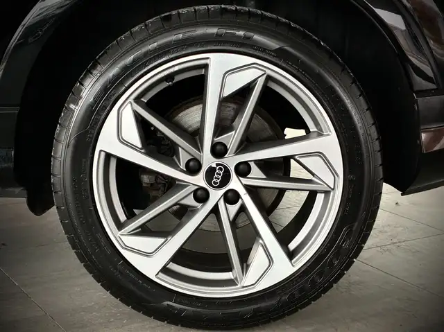Audi Q3 view 8