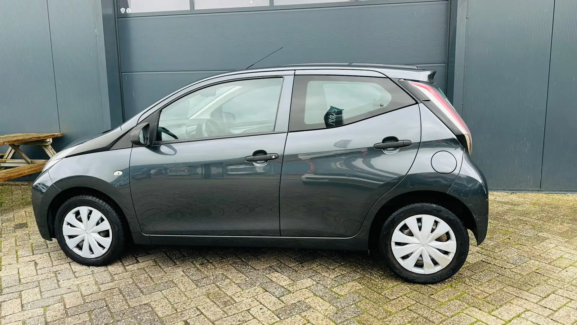 Toyota Aygo 1.0 VVT-i x-now Grijs - 2