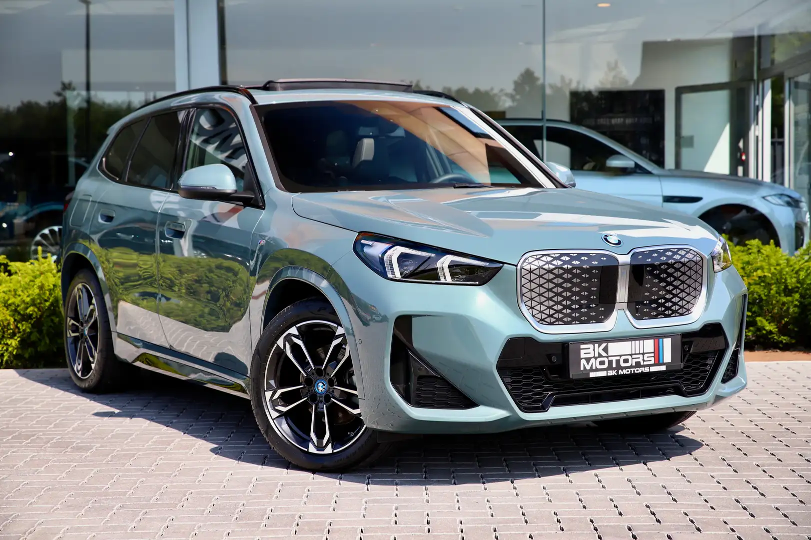 BMW iX1 eDrive20 66.5 kWh M-PACK/CAMERA/PANO/H&K/MASSAGE Vert - 1