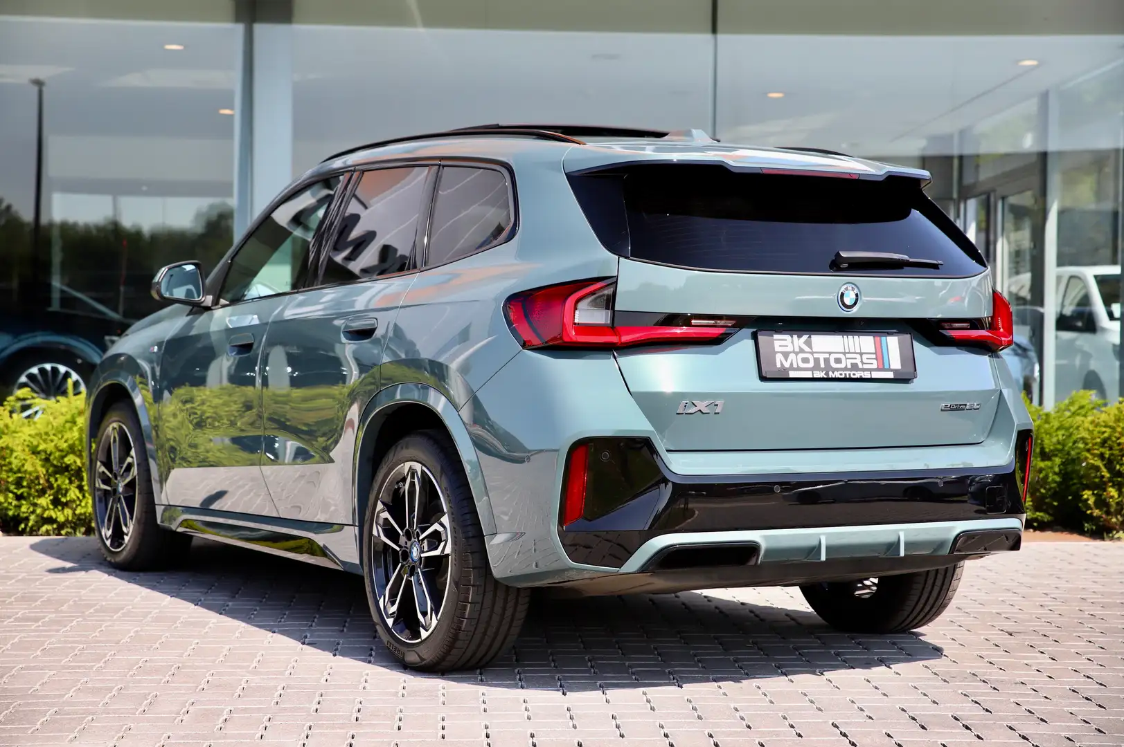 BMW iX1 eDrive20 66.5 kWh M-PACK/CAMERA/PANO/H&K/MASSAGE Vert - 2