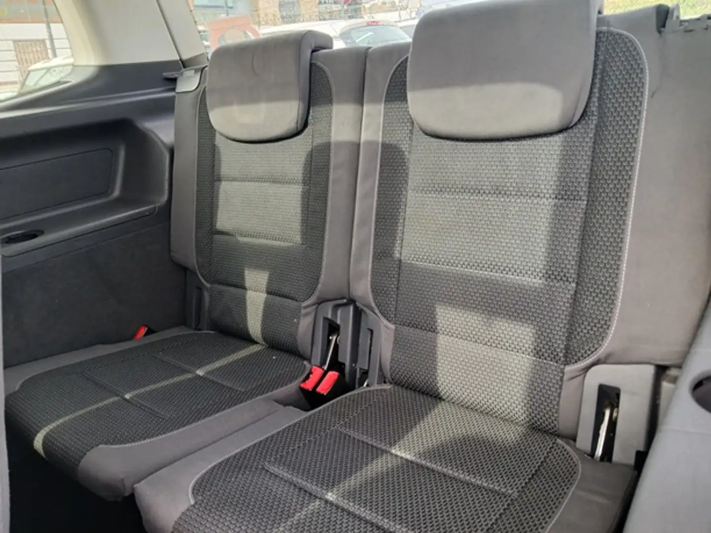 Volkswagen Touran 1.6TDI Advance 105 Gris - 2