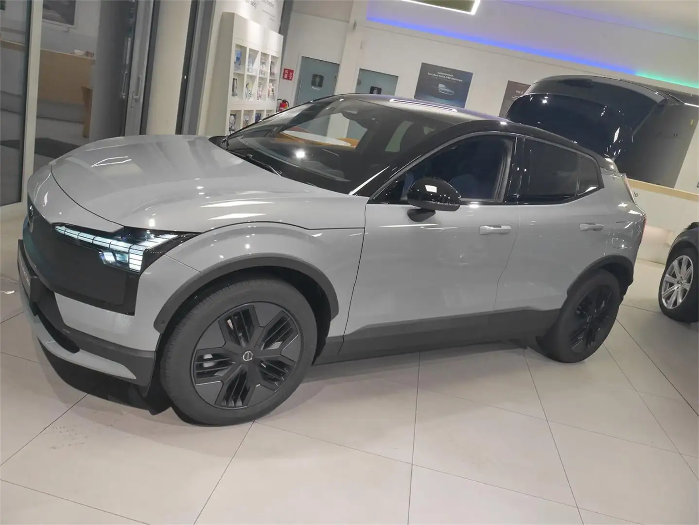 Volvo EX30 Cross Country Ultra Twin Motor Performance Grau - 2