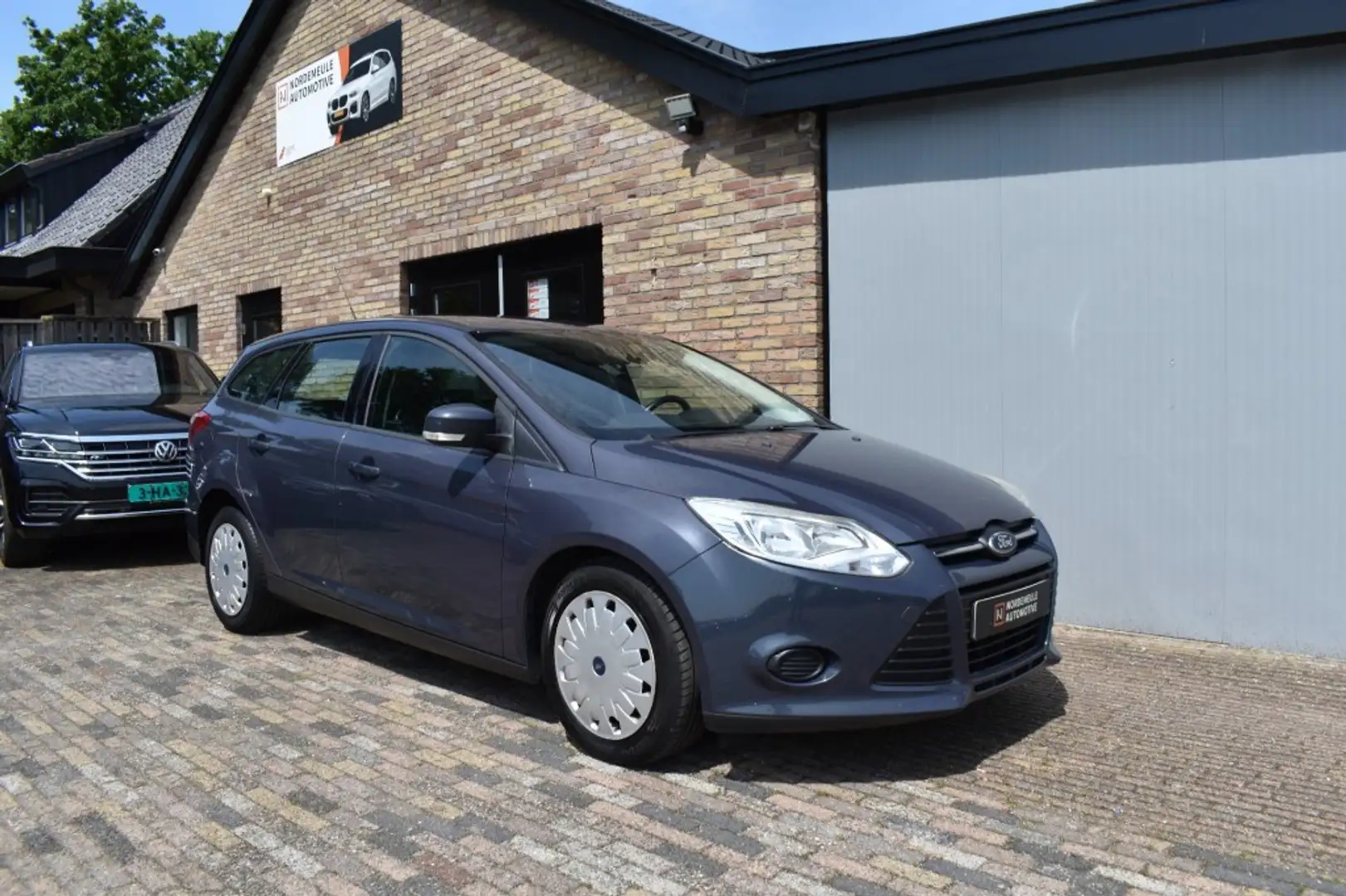 Ford Focus 1.6 TDCI ECO. L. TR. Cruise, Navi, PDC Grijs - 2